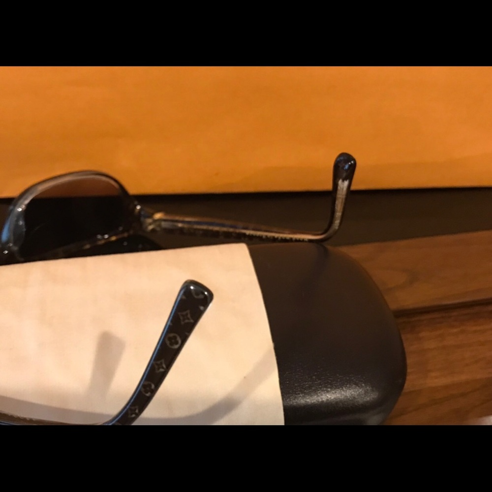 ๐ Sold ๐ Authentic Sunglasses - Picture 6 of 8